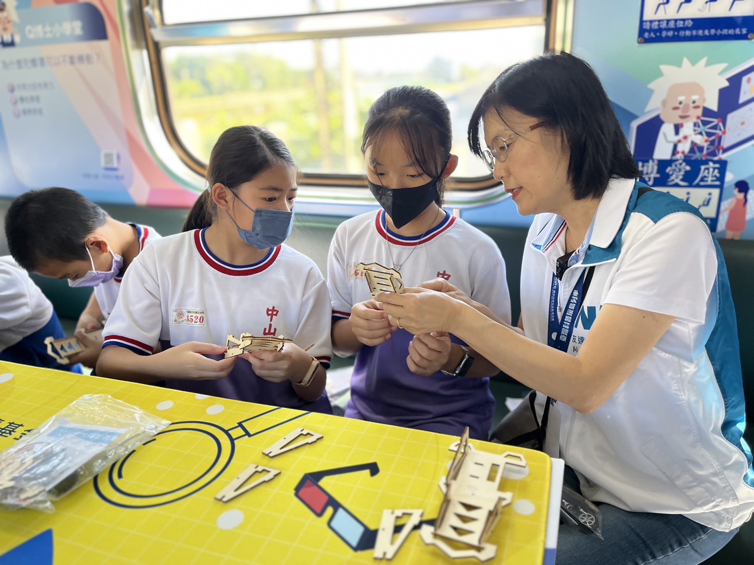 友達(dá)永續(xù)基金會執(zhí)行長古秀華及同仁親自擔(dān)任科普列車志工，帶領(lǐng)師生們動手做科學(xué)，傳遞能源科普知識，讓科學(xué)教育向下紮根