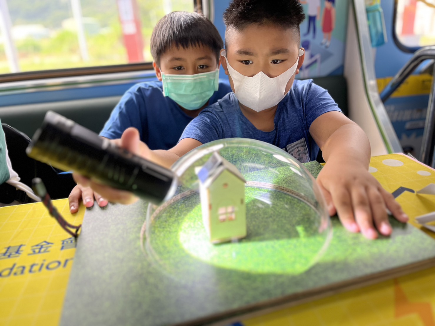 友達(dá)參與基礎(chǔ)科學(xué)主題車廂，以STEAM教學(xué)精神，設(shè)計「逐日科學(xué)家」、「太陽能工程師」以及「淨(jìng)零建築師」三大能源科普課程和實驗