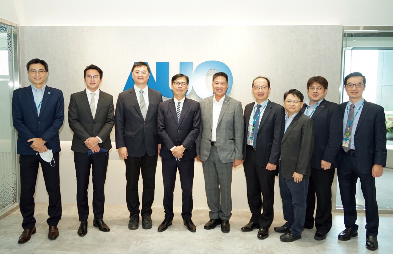 友達(dá)光電前進(jìn)亞灣成立「AUO解決方案研發(fā)中心」，作為多元場(chǎng)域解決方案研發(fā)及試驗(yàn)場(chǎng)域（圖中左為高雄市長(zhǎng)陳其邁、圖中右為友達(dá)光電董事長(zhǎng)彭雙浪）