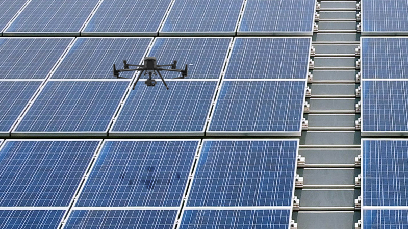 申博太陽(yáng)城以無(wú)人機(jī)搭配IR Sensor熱顯像技術(shù)進(jìn)行全方面模塊健檢，有效降低人力成本并提升發(fā)電量