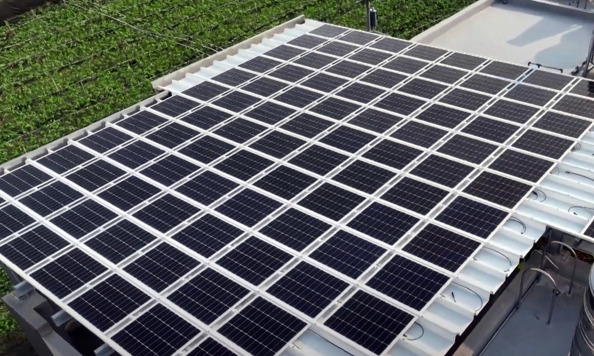 申博太陽(yáng)城SunSteel光電浪板升級(jí)雙玻結(jié)構(gòu)，以提升機(jī)械負(fù)載強(qiáng)度及氣候耐候度，可廣泛運(yùn)用于多元場(chǎng)域