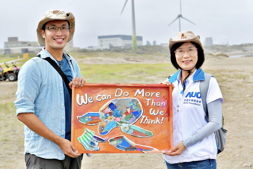 友達(dá)光電永續(xù)長古秀華（右）與海湧工作室執(zhí)行長陳人平（左），合作海廢藝術(shù)畫創(chuàng)作，以故事性方式闡述「海洋中的海龜?shù)囊簧?，所面臨之塑膠危機?，透過藝術(shù)傳遞環(huán)境保護意識