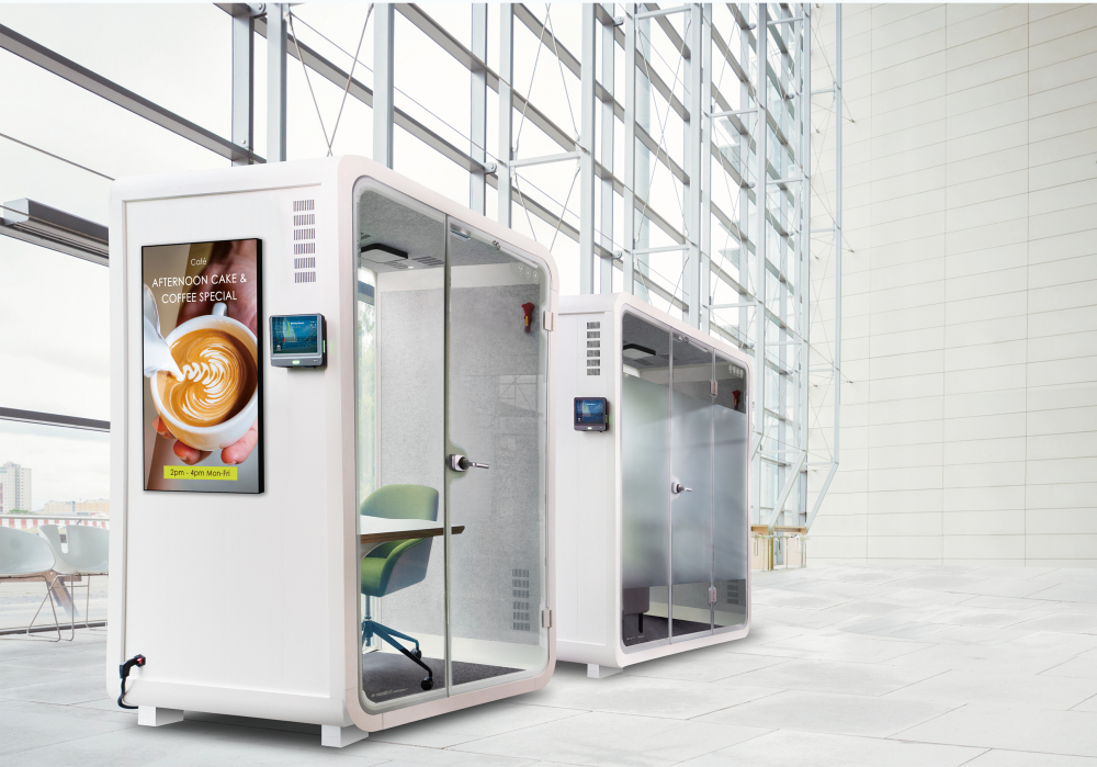 申博太陽城子公司達(dá)擎之智慧行動(dòng)辦公艙，采用PDLC智能調(diào)光玻璃設(shè)計(jì)，透過通電與斷電的電流切換，呈現(xiàn)透明與霧面效果，具節(jié)能降耗特性并兼顧隱私，確保信息安全