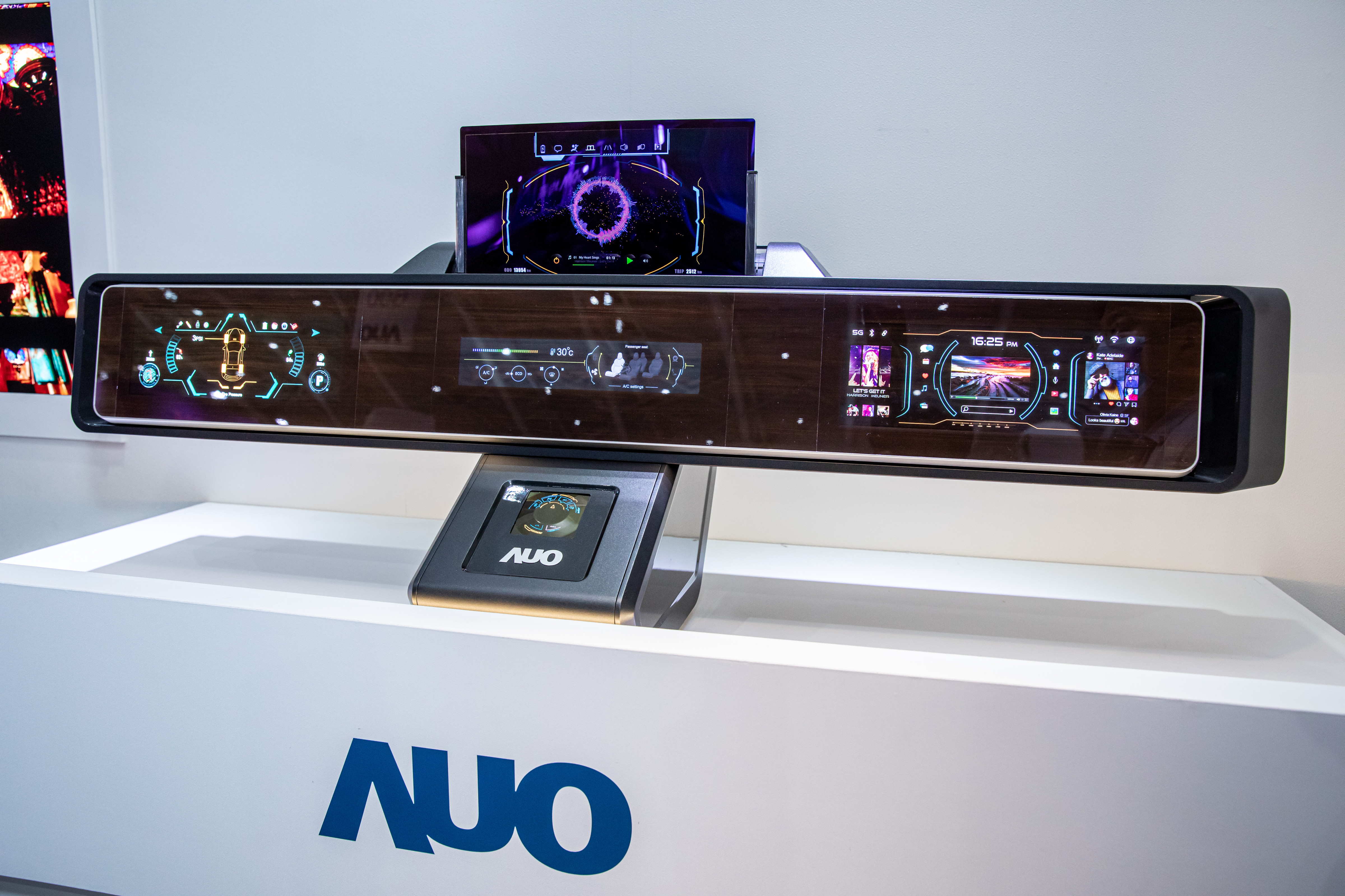 友達可捲式Micro LED顯示器導(dǎo)入智慧車艙設(shè)計，能夠流暢地展開與捲收，讓車艙擁有更多的空間運用彈性，完整發(fā)揮Micro LED可撓可彎曲的優(yōu)勢特性