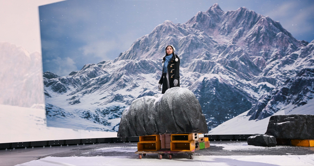 友達(dá)顯示屏專業(yè)調(diào)校技術(shù)與專案安裝經(jīng)驗，使顯示屏呈現(xiàn)創(chuàng)作者想表達(dá)的精緻內(nèi)容 ，讓表演者有沉浸式臨場感使演出逼真