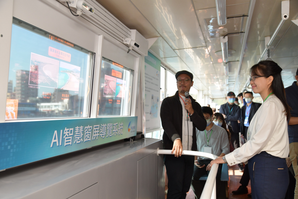 友達(dá)整合透明Micro LED智慧窗，透過景物GPS座標(biāo)定位追蹤乘客視線 ，可即時在智慧窗提供正確的導(dǎo)覽資訊