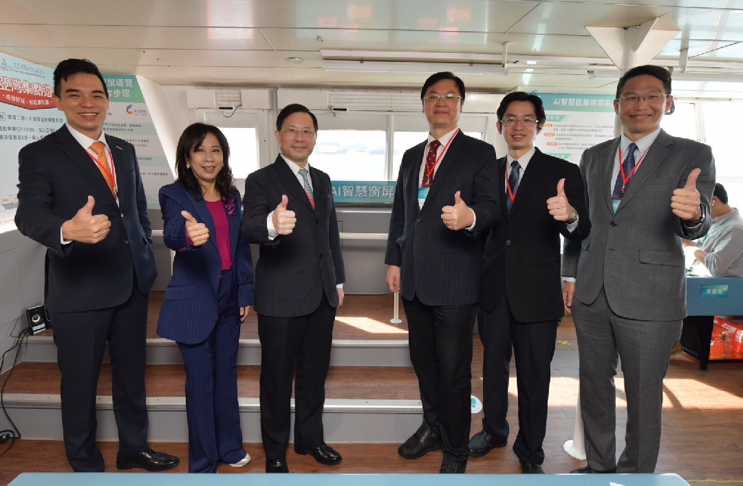 由經(jīng)濟(jì)部技術(shù)處指導(dǎo)推動，透過友達(dá)光電 、工業(yè)技術(shù)研究院與船舶中心三方合作，於高雄亞灣智慧渡輪率先導(dǎo)入最新Micro LED透明顯示器屏今(22)日啟用(左起友達(dá)光電營運(yùn)長暨總經(jīng)理柯富仁  、高輪公司董事長黃淑美、經(jīng)濟(jì)部次長林全能、高雄市副市長羅達(dá)生 、經(jīng)濟(jì)部技術(shù)處科長張能凱 、工研院電光系統(tǒng)所副所長李正中)