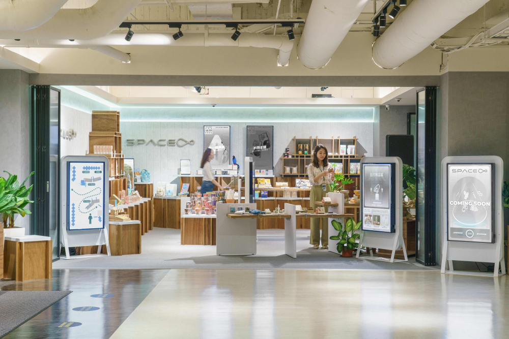 友達(dá)打造永續(xù)選物商店，展示社企及社創(chuàng)商品，結(jié)合創(chuàng)利空間所開發(fā)的智慧零售系統(tǒng)，整合多元產(chǎn)品資訊，讓無人商店扮演公益行動(dòng)的推手