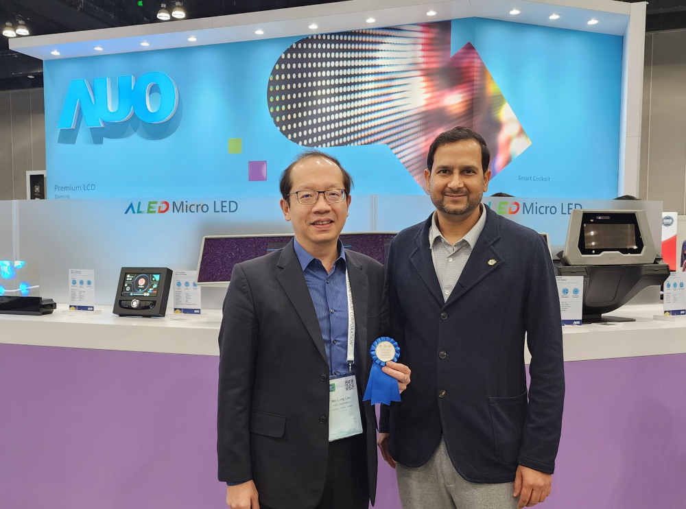 友達(dá)光電於2023 SID顯示週，由SID國(guó)際資訊顯示學(xué)會(huì)評(píng)選頒發(fā)「最佳中型展位獎(jiǎng)」。左為友達(dá)光電技術(shù)長(zhǎng)廖唯倫。