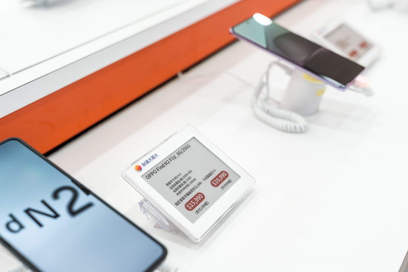 臺(tái)灣大哥大導(dǎo)入創(chuàng)利空間ELSA電子價(jià)格牌系統(tǒng)，減少紙本印製與裁切，亦能即時(shí)調(diào)整產(chǎn)品價(jià)格及庫(kù)存標(biāo)示