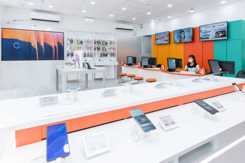 創(chuàng)利空間智慧零售軟硬整合方案，協(xié)助臺(tái)灣大哥大門(mén)市完成數(shù)位內(nèi)容行銷(xiāo)系統(tǒng)的佈建，打造全新世代的數(shù)位服務(wù)據(jù)點(diǎn)