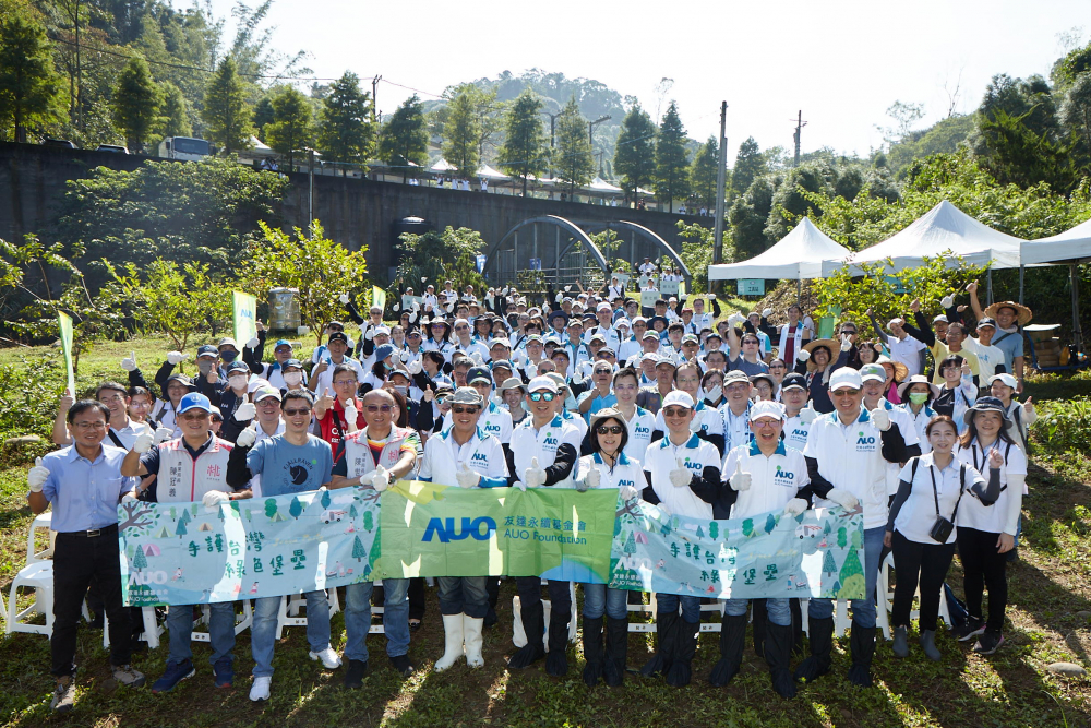 友達(dá)永續(xù)基金會集結(jié)超過200位志工，攜手移除外來入侵種小花蔓澤蘭，守護(hù)霄裡溪生物多樣性