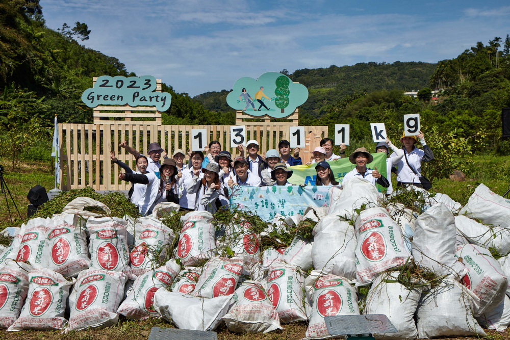 友達(dá)集結(jié)超過200位志工，攜手移除高達(dá)1311公斤的外來入侵種「小花蔓澤蘭」