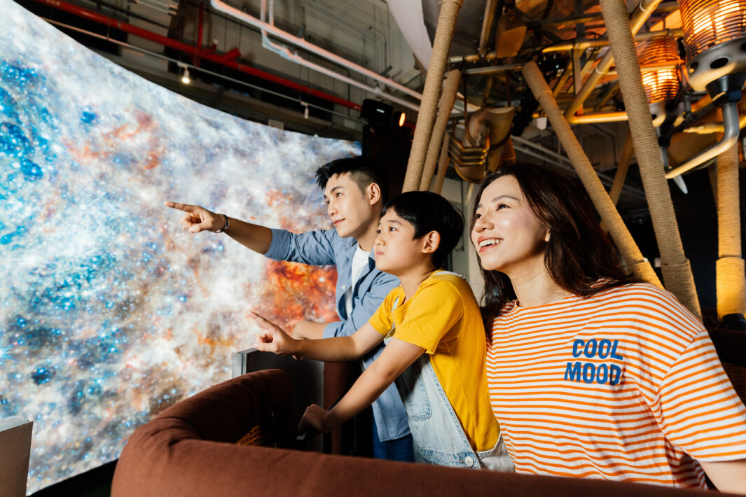 友達打造全臺最大寬6公尺、高4公尺、唯一搭載LED弧形拼接顯示屏的動感飛行船 ，讓乘客駐足在熱氣球上，享受身歷其境的偽出國旅遊樂趣