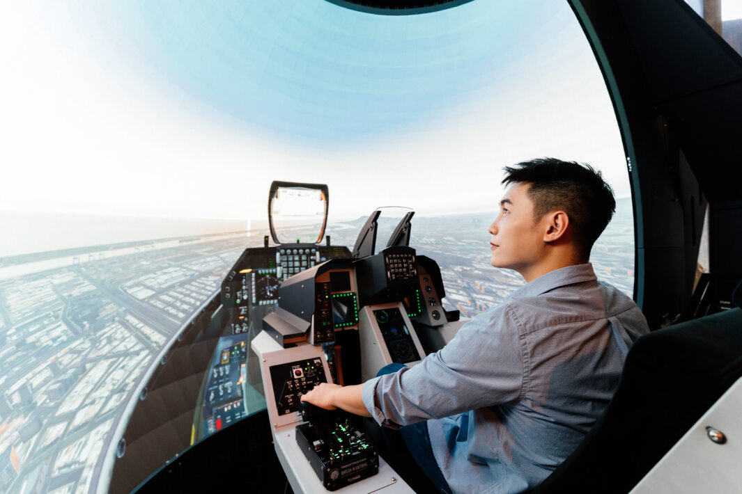 友達以P1.25小間距打造球形LED模擬艙  ，搭配智崴的精密六軸動態(tài)座椅 ，結(jié)合友達專業(yè)影像調(diào)校技術(shù) ，呈現(xiàn)擬真模擬飛行場景