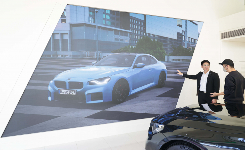 友達(dá)首度進(jìn)軍CES 2024大秀智慧座艙及創(chuàng)利空間Space4M攜手臺北汎德落地智慧零售LED沉浸式即時(shí)互動(dòng)展示中心解決方案，透過數(shù)位翻新將智慧顯示互動(dòng)導(dǎo)入多元場域，為汽車業(yè)顧客深化賞車情境體驗(yàn)