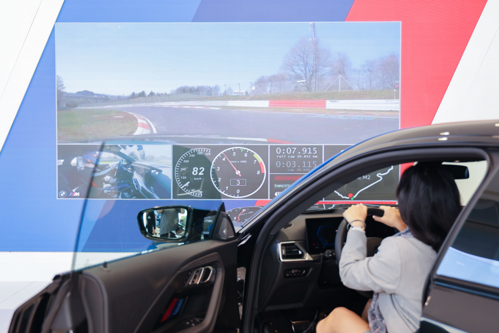 顧客按下虛擬Engine Start按鈕，啟動(dòng)預(yù)選車款的引擎聲浪，螢?zāi)煌瑫r(shí)呈現(xiàn)德國紐柏林賽道的試駕畫面，坐進(jìn)車內(nèi)一秒化身駕駛員馳騁奔騰