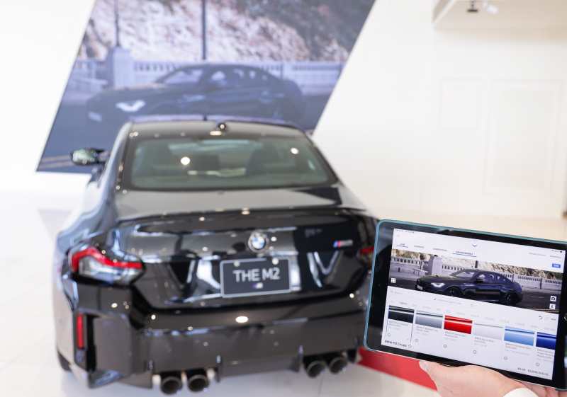 賞車介面即時(shí)投放到LED牆上，顧客可即時(shí)更換車輛內(nèi)裝、零件選配與車款配色，提供近乎與實(shí)車等比例的沉浸式無死角虛擬賞車體驗(yàn)