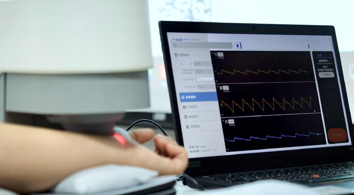 友達(dá)耘康以高解析與擬真的顯示技術(shù)，將其應(yīng)用於中醫(yī)檢測(cè)，提供「中醫(yī)數(shù)位化檢測(cè)方案」，使傳統(tǒng)中醫(yī)檢測(cè)結(jié)果數(shù)據(jù)化與視覺(jué)化