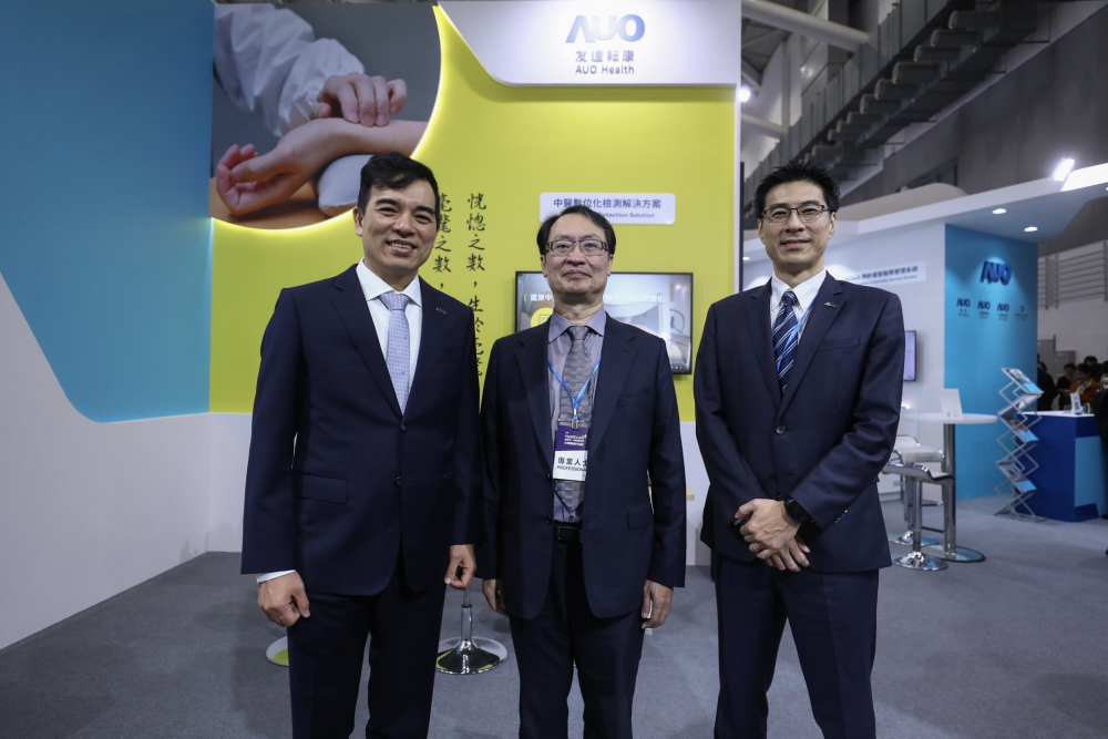 首次於醫(yī)療科技展亮相的友達(dá)耘康，捐贈(zèng)數(shù)位化檢測(cè)設(shè)備與研究經(jīng)費(fèi)，協(xié)助衛(wèi)福部國家中醫(yī)藥研究所打造中醫(yī)大數(shù)據(jù)資料庫。圖由左至右為友達(dá)光電執(zhí)行長(zhǎng)暨總經(jīng)理柯富仁、衛(wèi)福部國家中醫(yī)藥研究所所長(zhǎng)蘇奕彰、友達(dá)光電智慧醫(yī)療事業(yè)群總經(jīng)理廖世宏