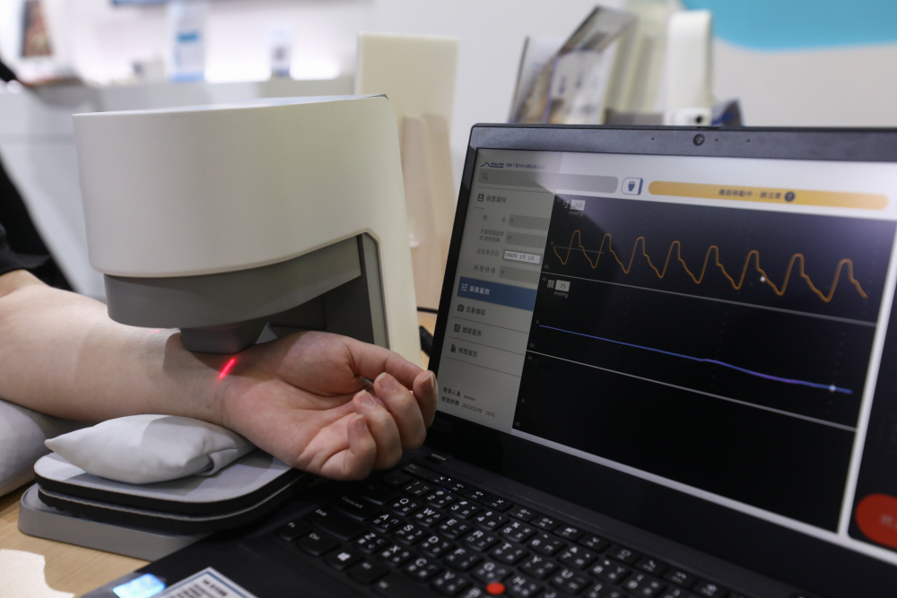 友達(dá)耘康脈象檢測(cè)系統(tǒng)透過電腦精準(zhǔn)控制升降系統(tǒng)，還原中醫(yī)師三指把脈過程的舉、按、尋手法，將脈象感受轉(zhuǎn)化成數(shù)據(jù)，未來可結(jié)合大數(shù)據(jù)分析，實(shí)現(xiàn)智慧醫(yī)療及準(zhǔn)確性