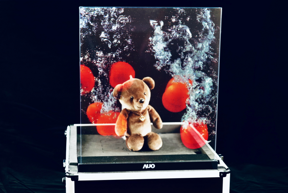 友達以次世代Micro LED顯示技術(shù)打造之透明顯示器，具備高穿透、低繞射、高亮度、可拼接之特性，可廣泛應(yīng)用於智慧移動、零售、育樂和醫(yī)療等多元場域