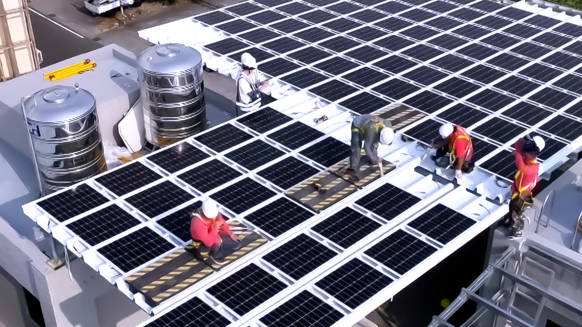 申博太陽城著力于替代能源之技術研發(fā)  ，如光電浪板的相關制程 、設備與產(chǎn)品 ，其中所開發(fā)之光電整合型浪板，減少傳統(tǒng)金屬支架安裝 ，更提升耐候度，可廣泛運用于多元場域 ，并輔助建筑達到凈零碳排目標