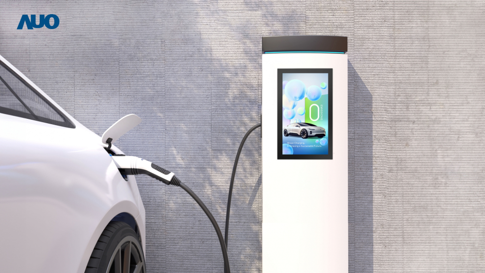 友達(dá)「EVSE車用充電樁解決方案」專為電動(dòng)汽車充電樁設(shè)計(jì)，具有高亮度、克服戶外艱難環(huán)境的耐溫、耐紫外線等特性，並搭載散熱性及擴(kuò)充性強(qiáng)的高效能工業(yè)電腦，可實(shí)現(xiàn)人機(jī)互動(dòng)訴求，如資訊顯示、支付等應(yīng)用