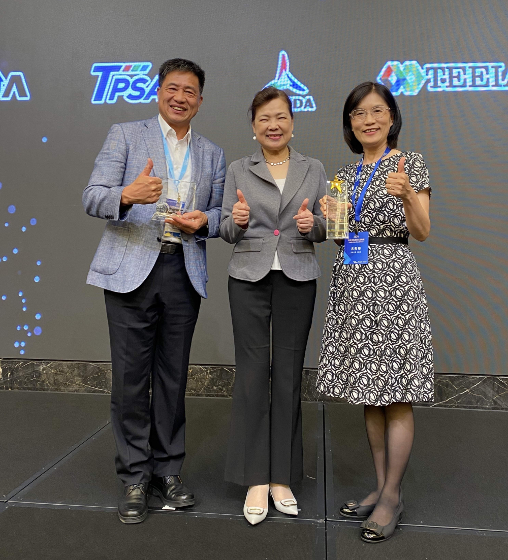 友達(dá)致力推動(dòng)永續(xù)發(fā)展，於Touch Taiwan2024以3R策略貫穿Display、ESG展位實(shí)現(xiàn)綠色展覽目標(biāo)之成果，Display展位獲綠色裝潢設(shè)計(jì)鑽質(zhì)獎(jiǎng)最高榮譽(yù)，ESG同獲金質(zhì)獎(jiǎng)殊榮。由經(jīng)濟(jì)部長王美花（中）親自頒予友達(dá)光電董事長彭雙浪（左）、友達(dá)光電永續(xù)長古秀華（右）