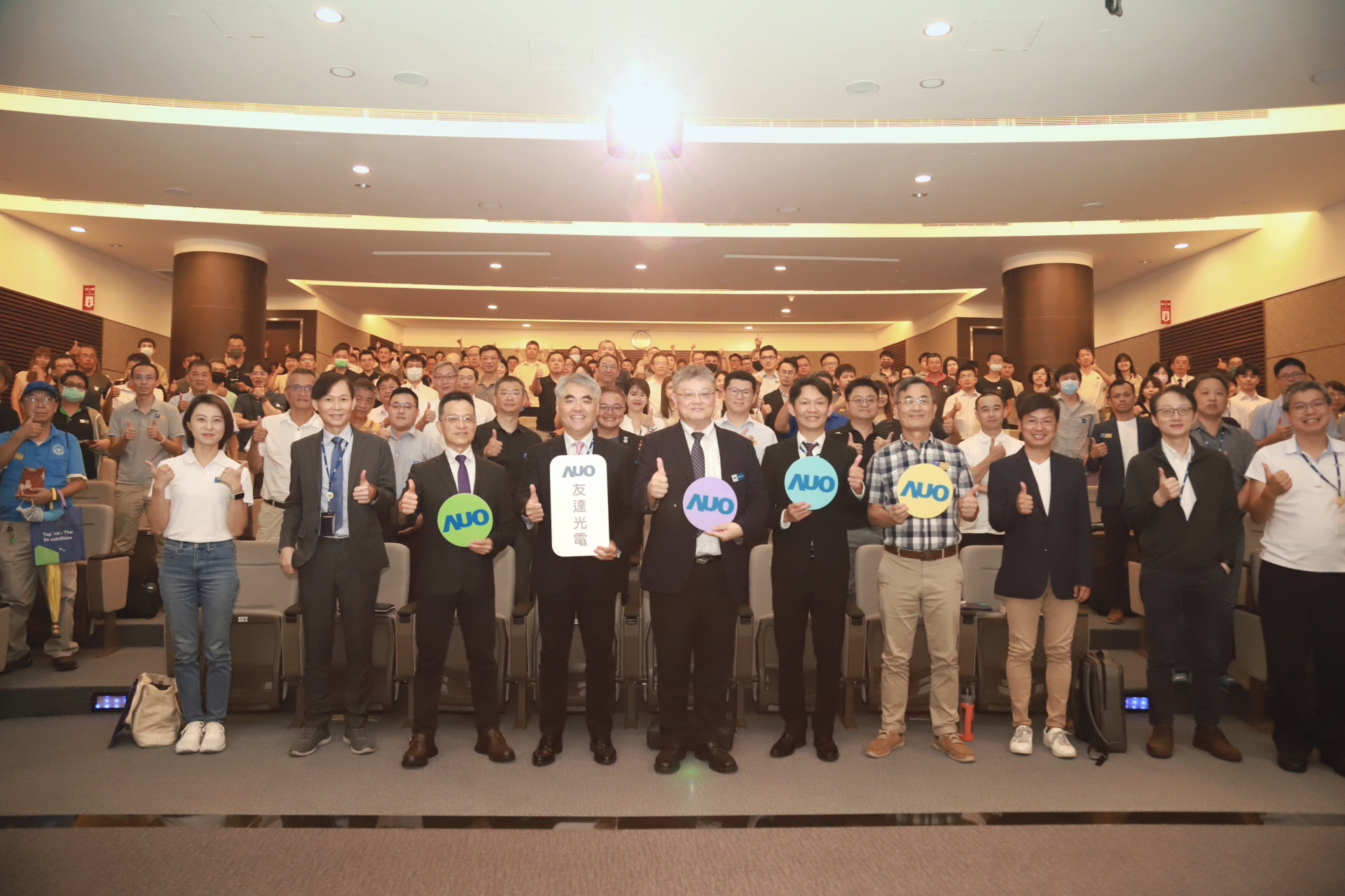 友達(dá)光電邀請(qǐng)領(lǐng)域?qū)＜夜惭性偕茉窗l(fā)展、電力需求及建築物減碳等議題進(jìn)行交流，盼共擘綠色永續(xù)生態(tài)圈的嶄新契機(jī)。