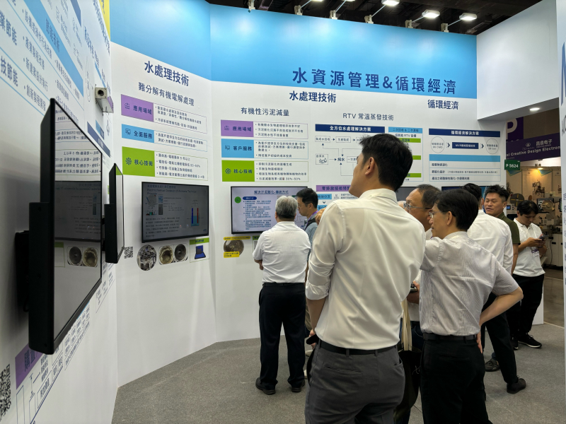 友達以深厚的智慧製造經(jīng)驗發(fā)展永續(xù)戰(zhàn)略，積極延伸價值鏈，轉(zhuǎn)化成可供外界使用的綠色智慧服務(wù)，進軍SEMICON Taiwan 2024，提供半導(dǎo)體產(chǎn)業(yè)鏈打造AI世代的永續(xù)即戰(zhàn)力。