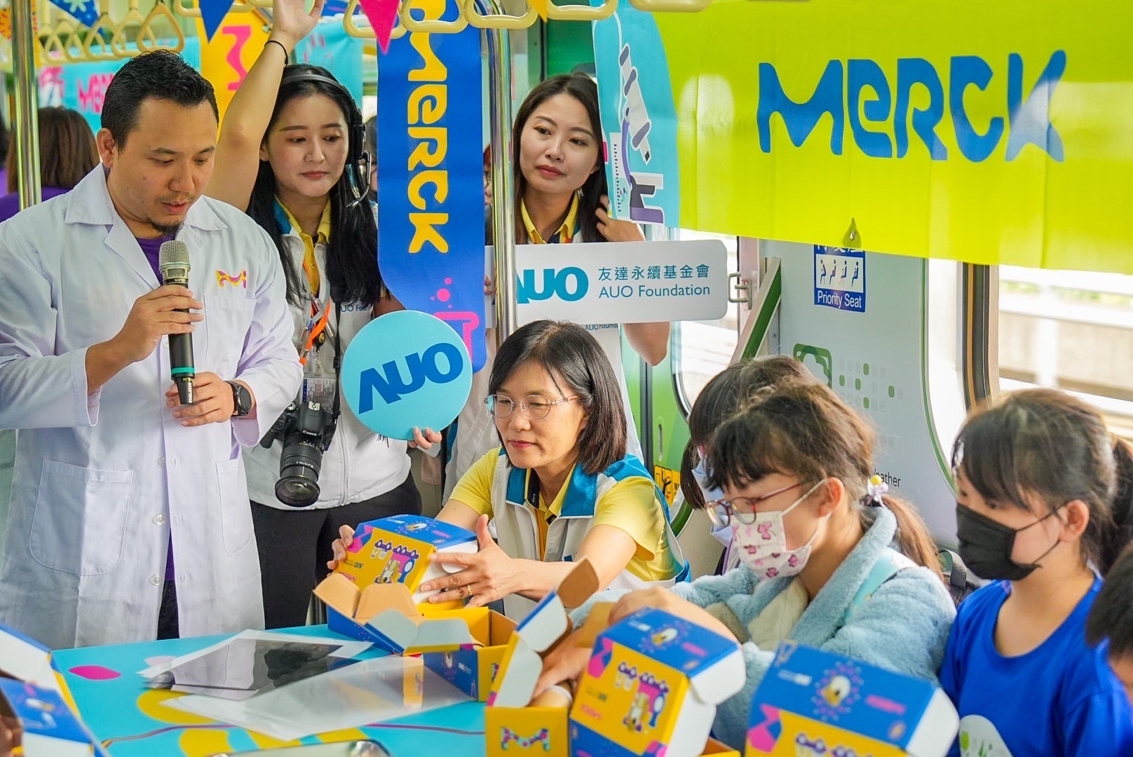 友達(dá)以光電 、再生能源、水資源三大核心  ，設(shè)計(jì)「再生能源和循環(huán)經(jīng)濟(jì)」多元永續(xù)教育主題 ，並攜手供應(yīng)鏈夥伴默克開(kāi)發(fā)創(chuàng)意科學(xué)教材及實(shí)作體驗(yàn)  ，期讓永續(xù)素養(yǎng)透過(guò)科學(xué)探索向下扎根