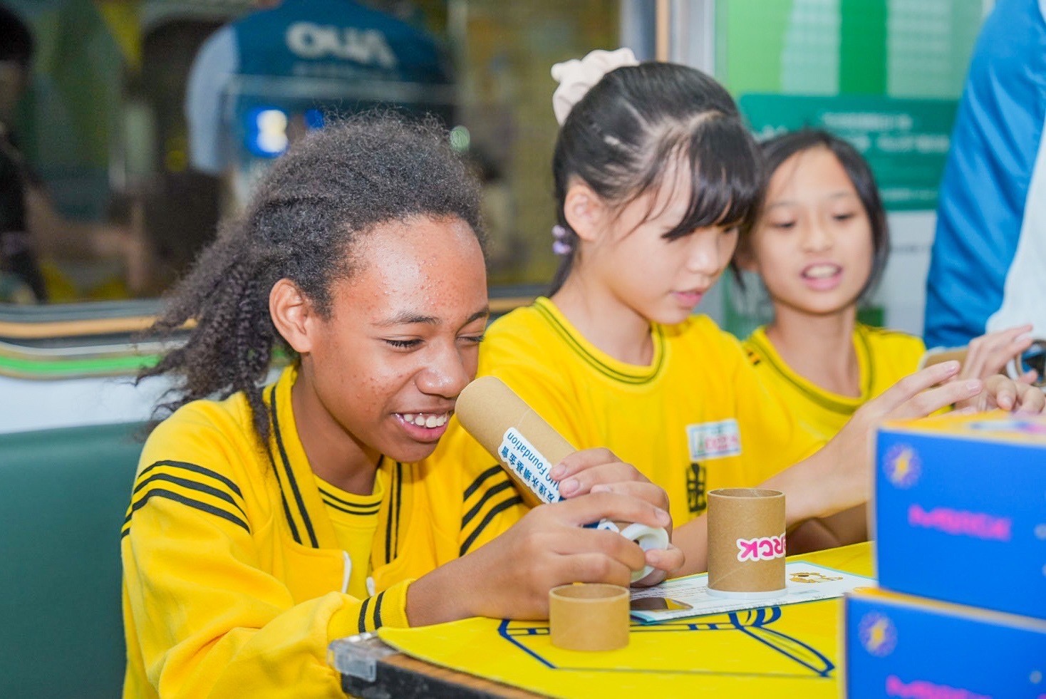 友達(dá)與默克分別回收不再使用的偏光片及液晶顯示模組，設(shè)計(jì)光電課程「玩轉(zhuǎn)光與闇」，讓學(xué)生們親手製作偏光萬(wàn)花筒與簡(jiǎn)易液晶顯示器 ，實(shí)踐循環(huán)再生的永續(xù)理念