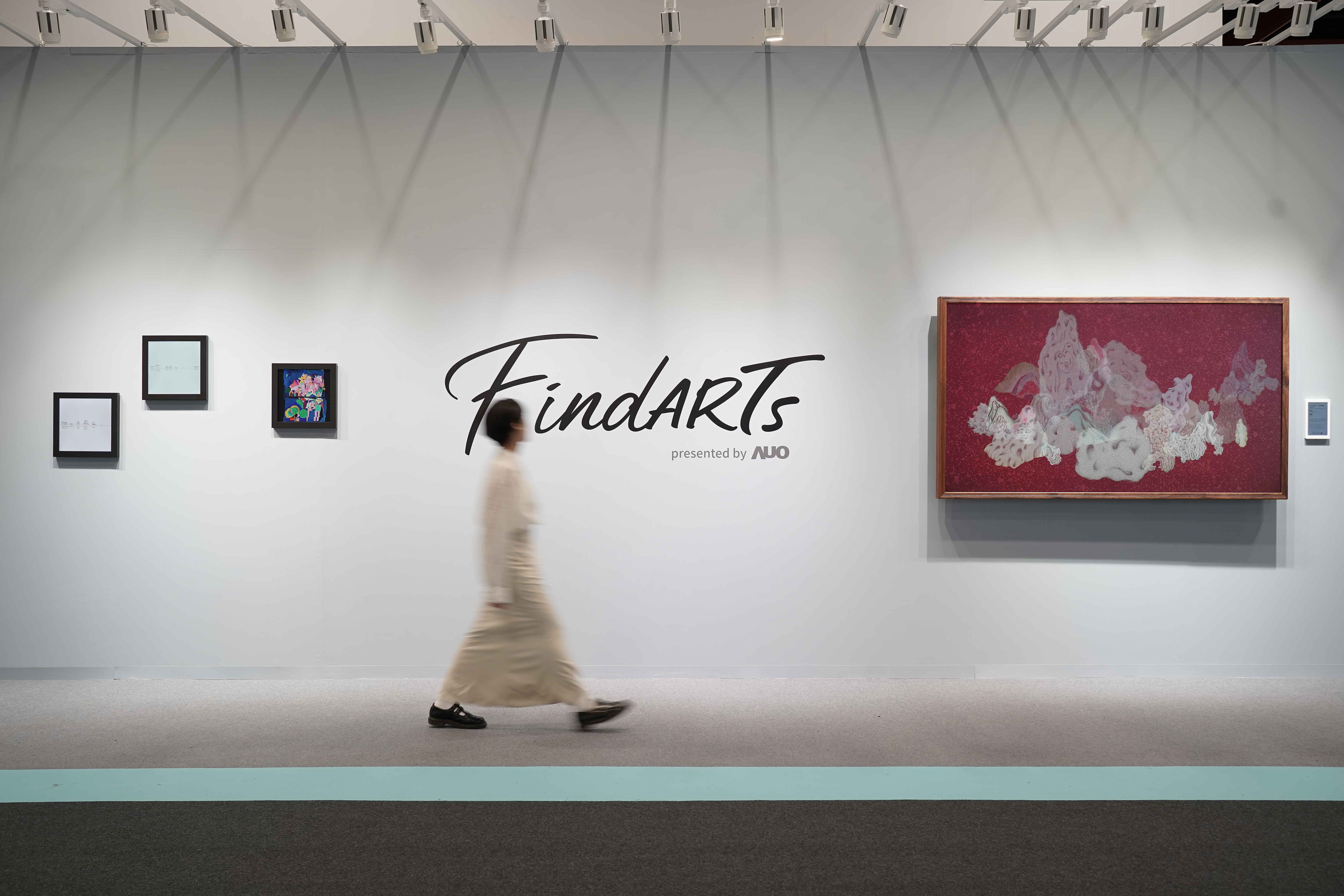 友達FindARTs致力推動數(shù)位藝術的多元解決方案，並極積探索科技與藝術的深度融合，將於ART TAIPEI 2024結合臺灣畫廊、生態(tài)圈及當代藝術家，將生成式藝術和NFT虛擬作品化作具體的實體呈現(xiàn)，揭開數(shù)位藝術領域的創(chuàng)新應用