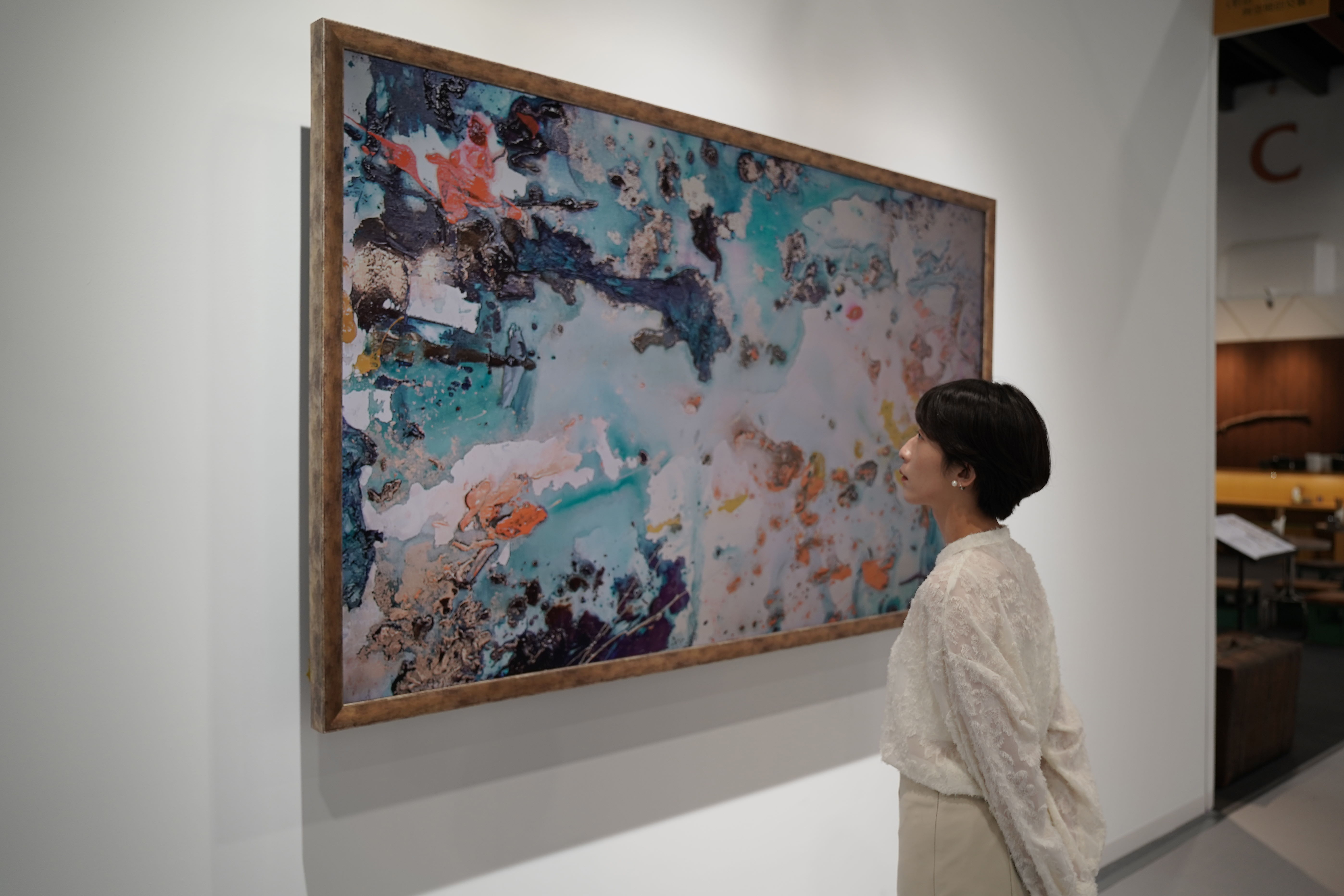 友達FindARTs以獨步全球的A.R.T.先進抗反光技術，提供極致可鑑賞藝術作品細節(jié)的柔和介面，搭配國際博物館級認證的色彩還原演算法，重現(xiàn)藝術家創(chuàng)作的真跡色彩和材質(zhì)肌理，讓虛擬作品在現(xiàn)實中生動展現(xiàn)