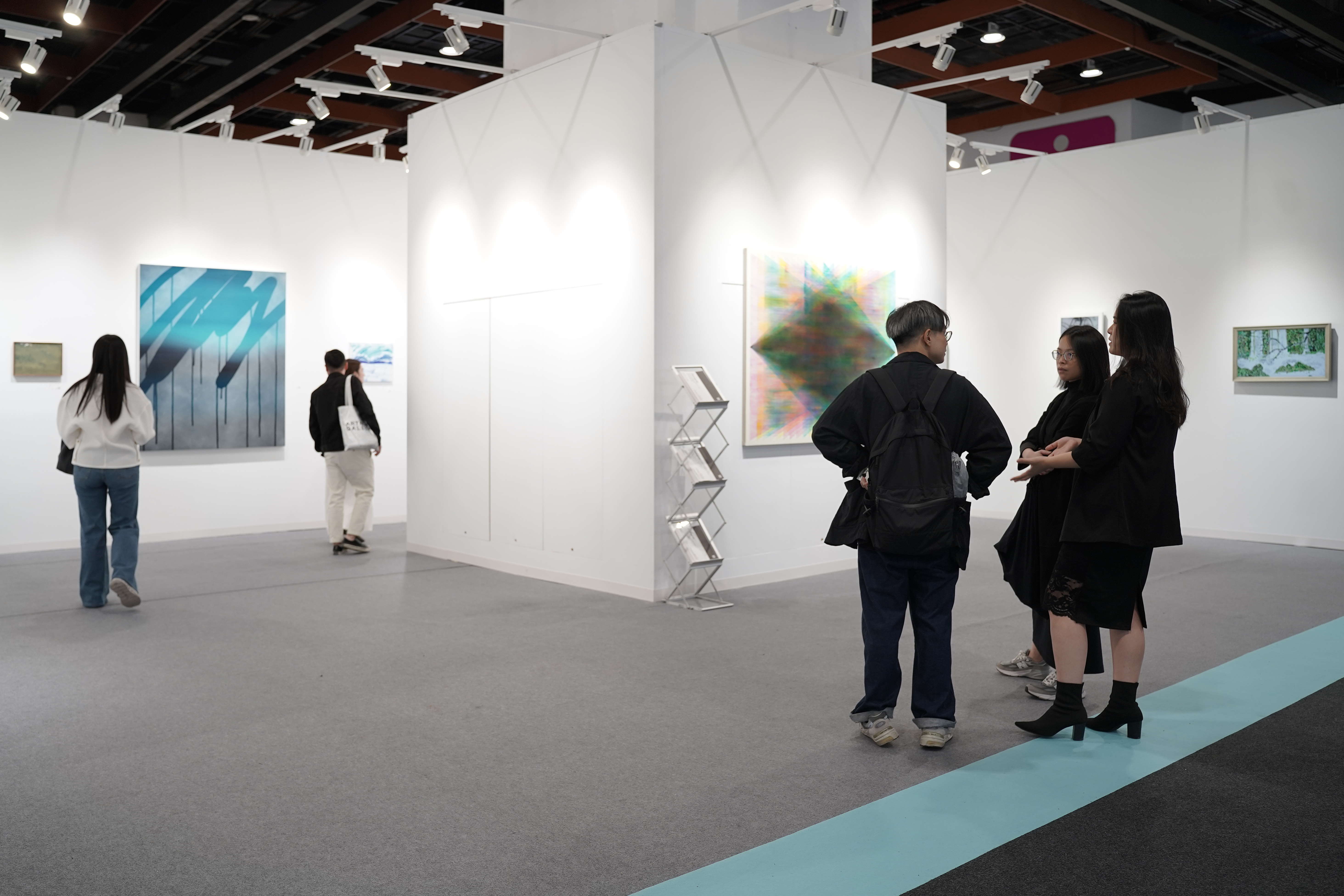 友達FindARTs將數(shù)位藝術與傳統(tǒng)媒介連結起來，不僅為觀眾呈現(xiàn)出卓越的視覺饗宴，更期望啟發(fā)新的藝術創(chuàng)作與展示形式，揭開數(shù)位藝術的新殿堂