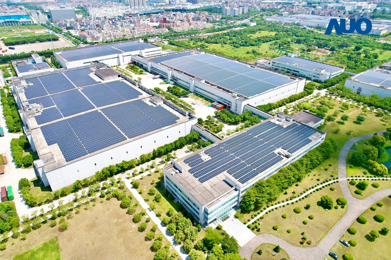 友達廈門推動智慧製造同時，透過綠電創(chuàng)能縱深推進綠色轉(zhuǎn)型，廠區(qū)全屋頂鋪設(shè)太陽能板，每年太陽能發(fā)電 2,600多萬度