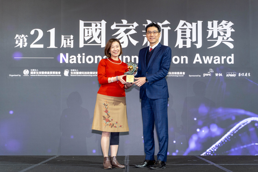 友達(dá)旗下子公司友達(dá)耘康與達(dá)擎分別以「中醫(yī)數(shù)位化檢測(cè)解決方案」及「寬視角3D醫(yī)療顯示器」獲得第二十一屆國(guó)家新創(chuàng)獎(jiǎng)「智慧醫(yī)療與健康科技」類(lèi)別的「企業(yè)新創(chuàng)獎(jiǎng)」與「國(guó)家新創(chuàng)精進(jìn)獎(jiǎng)」兩項(xiàng)殊榮。圖左為衛(wèi)生福利部政務(wù)次長(zhǎng)林靜儀、圖右為友達(dá)光電智慧醫(yī)療事業(yè)群總經(jīng)理廖世宏