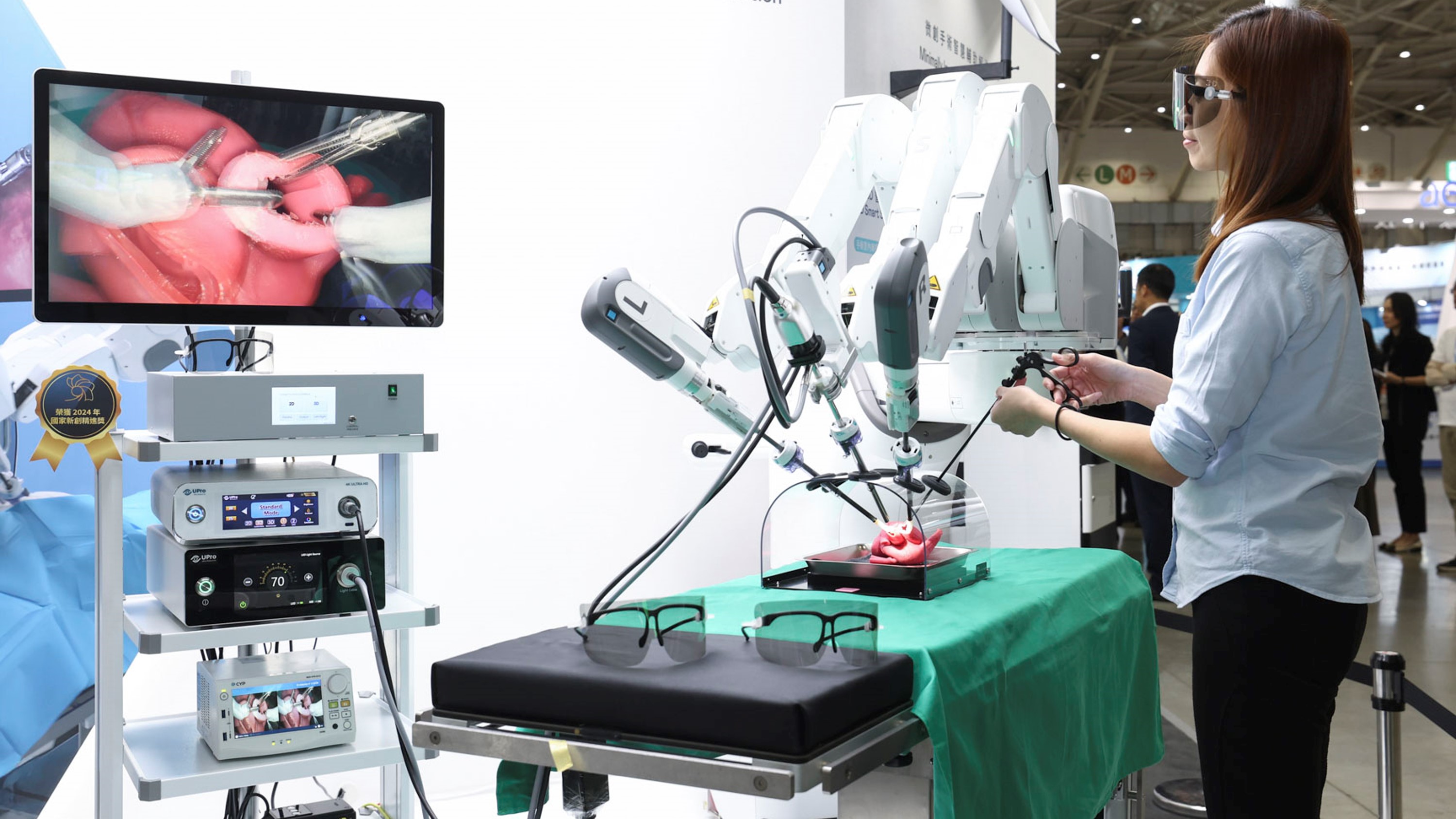 達(dá)擎寬視角3D醫(yī)療顯示器可應(yīng)用於機(jī)器人手術(shù)即時(shí)3D解決方案，提供醫(yī)療團(tuán)隊(duì)即時(shí)、同步的3D手術(shù)影像，提升溝通效率與手術(shù)安全性