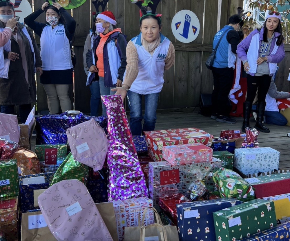 友達永續(xù)基金會「圓夢列車」年年迴響熱烈 ，認捐同仁精心挑選禮物 、巧手包裝，整理成隊後 ，將祝福一一打包送出