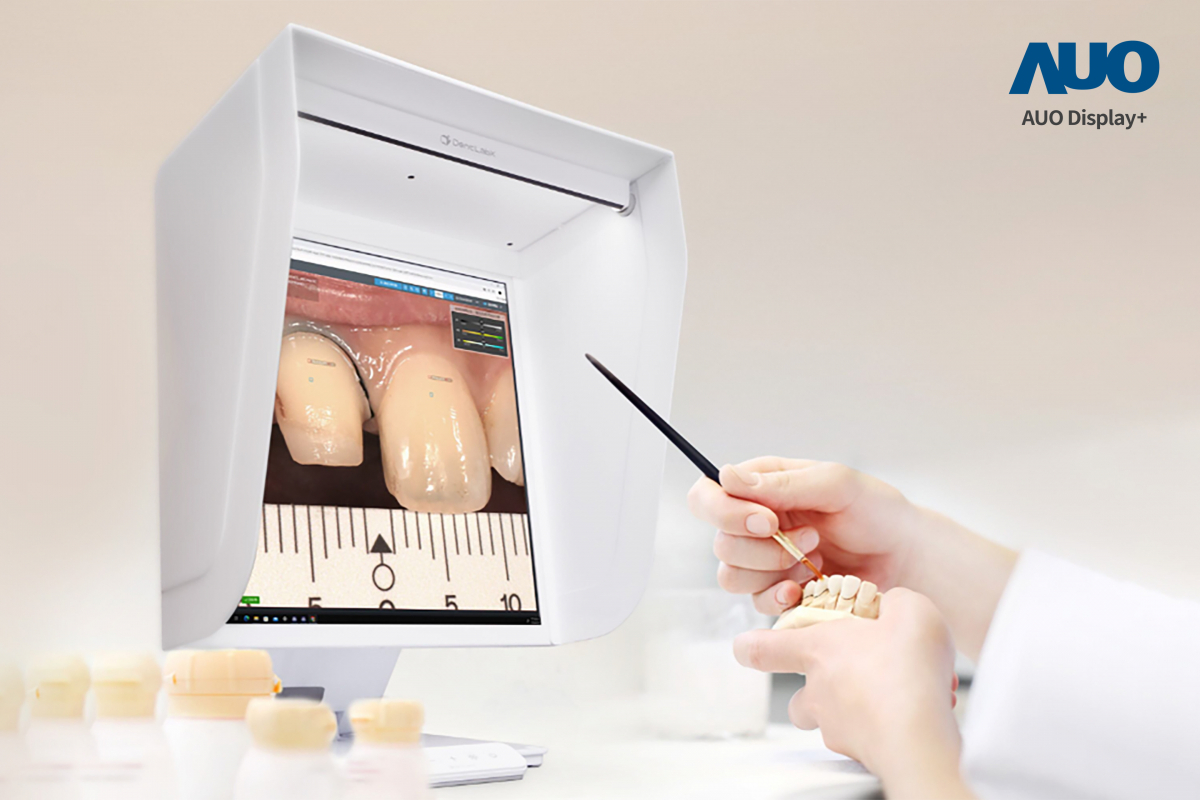 達(dá)擎智慧牙科比色解決方案獲得2025智慧顯示應(yīng)用大賞之智慧醫(yī)療獎，透過獨(dú)家色彩還原運(yùn)算及AI技術(shù)，以搭載友達(dá)A.R.T.先進(jìn)抗反光顯示器，擬真還原影像，提升假牙製作效率並大幅降低重製率