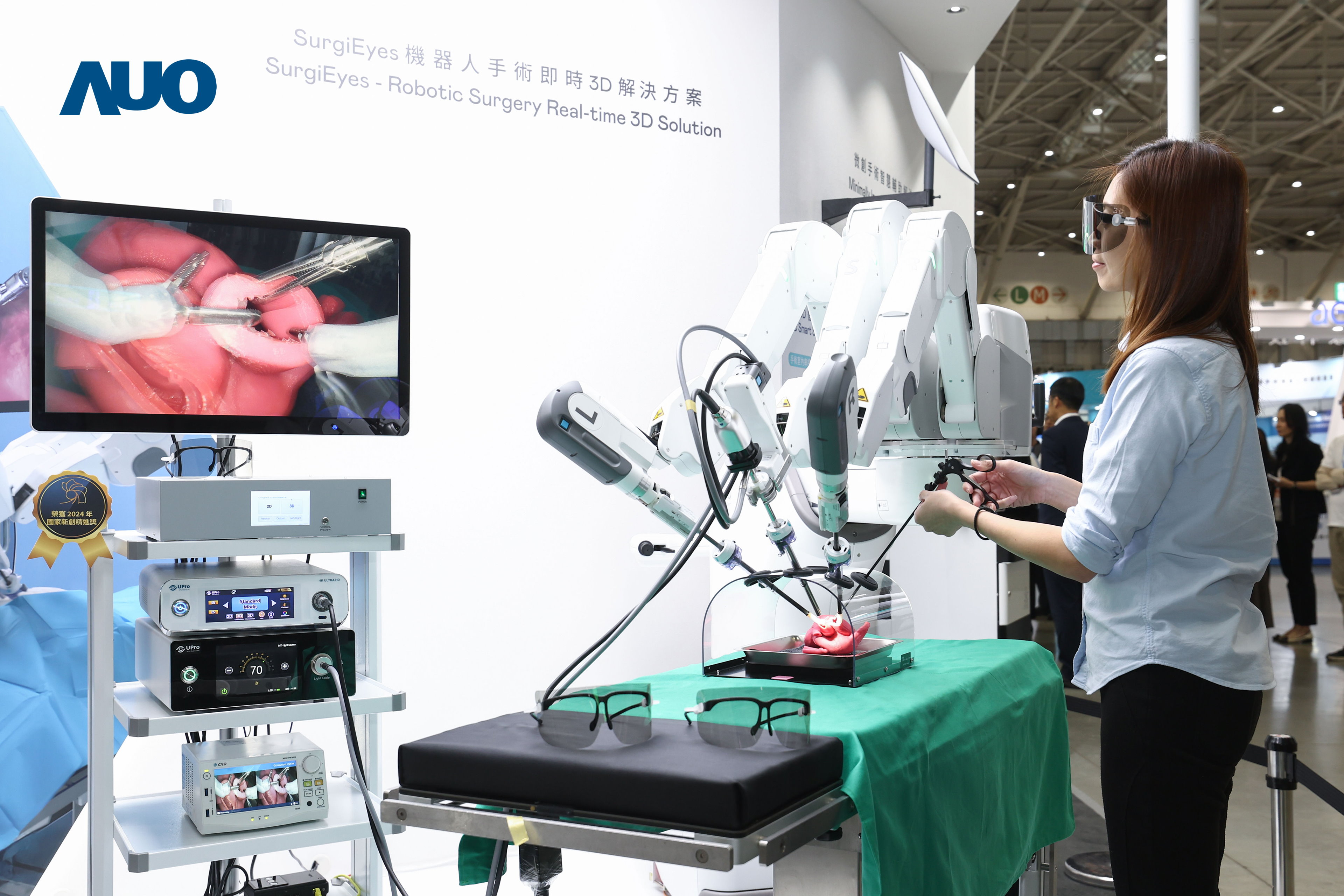 達(dá)擎以領(lǐng)先的3D顯示技術(shù)推出「SurgiEyes機(jī)器人手術(shù)即時3D解決方案」，整合先進(jìn)3D影像處理與獨(dú)家3D垂直寬視角、廣色域的顯示技術(shù)，手術(shù)團(tuán)隊(duì)可即時同步主刀醫(yī)師視角看到清晰3D影像，提升溝通效率與安全性。