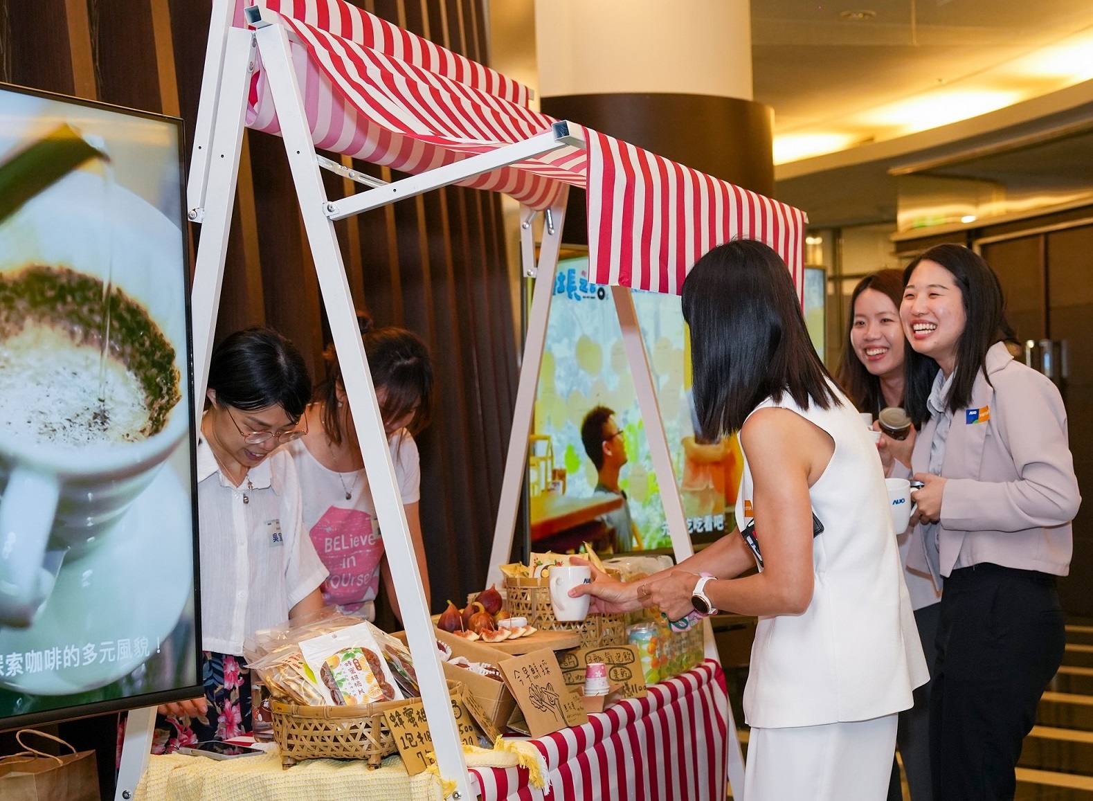 友達CSR共榮大會首度邀請新竹在地社會創(chuàng)生品牌「鴻梅文創(chuàng)」及「大山北月」，展示在地飲食與工藝，體現(xiàn)友達對在地社區(qū)共融的長期投入