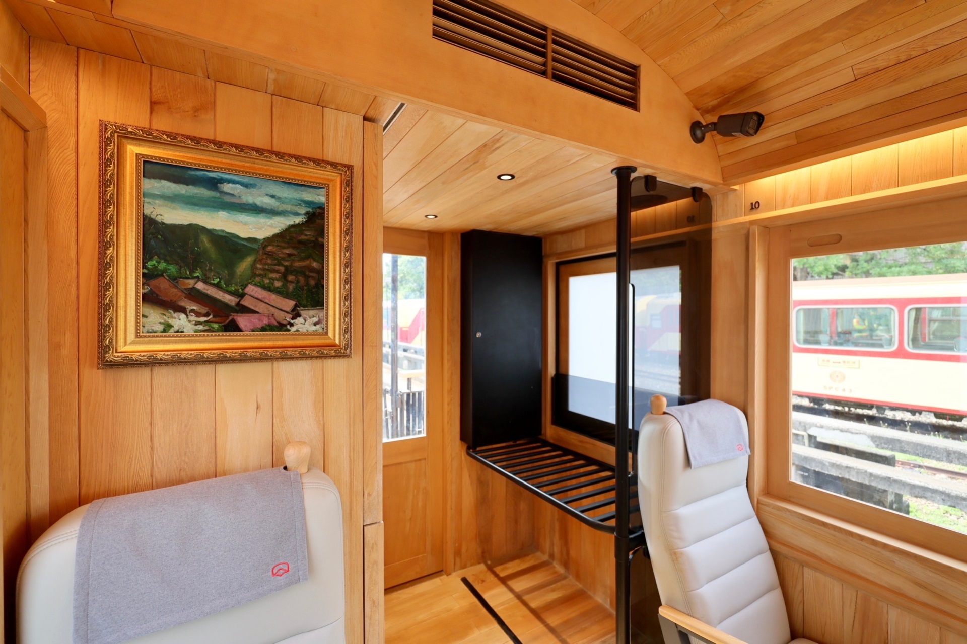 福森號(hào)每節(jié)車廂均配置「友達(dá)光電FindARTs擬真藝屏」